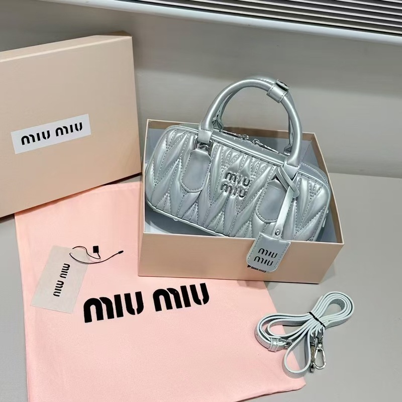 クロスボーダー miu 2025 新しいレディースバッグプリーツボウリングファッションハイエンドポータブルボストンショルダークロスボディバッグ|undefined