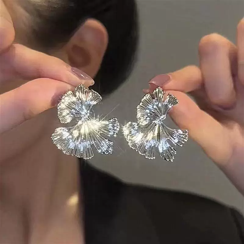 新中式夸张肌理感金属风银杏叶耳环新款小众高级感褶皱树叶耳坠女