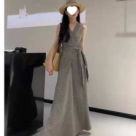 2026气质复古高级感V领无袖连衣裙女夏季绑带收腰设计感小众长裙