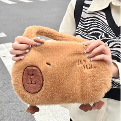 ネットの赤いカピバラのカピバラの君のぬいぐるみはかわいいアニメの小さいカピバラの公の子を包んで子供を捕まえます。