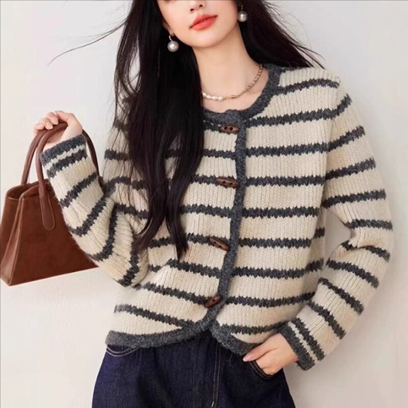 European Retro Stripesd Knitted Jacket for Women in Autumn and Winter and Lazy Style Horn Button V-Neck Loose Short Sweater Cardigan European Retro Stripesd Knitted Jacket for Women in Autumn and Winter and Lazy Style Horn Button V-Neck Loose Short Sweater Cardigan