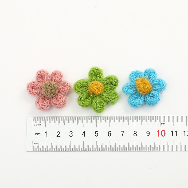 現物はカラーの編み花を提供しています。|undefined