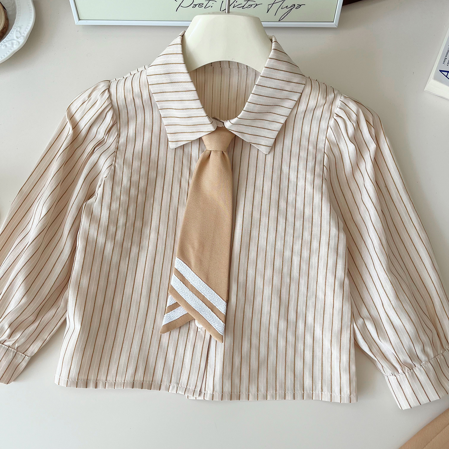 2024 Herbst neue koreanische Version Mädchen College-Stil Hemd Weste dreiteiliges Kinder-Kurzrock-Set 67332_voghion.com