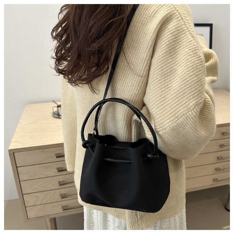 225g Weight Polyester Lining Material Sewing Thread Fashion Element Zipper, Magnetic Buckle Closure Type Top Handle Strap Type Handbag Bags Type Daily Occasion Pu Leather Material Solid Color Pattern All Seasons Season Women's Gender Classic Style Style Bucket Shape Medium Size Women's Medium Pu Leather Solid Color Classic Style Sewing Thread Bucket Zipper Magnetic Buckle Handbag 10