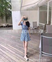 深圳南油高端女装工厂代发2022夏蓝色印花泡泡袖拼接大V领连衣裙