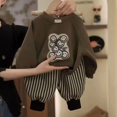 男の子は冬に笑顔の長袖セットを積んで、新しい流行の子供は秋冬服を厚くして、クールでかっこいい赤ちゃんの服が湿っている
