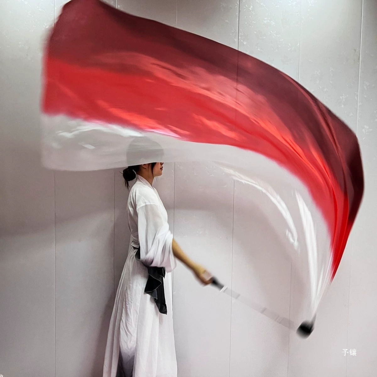 Открытие танцевальной цветной шелковой школьной игры