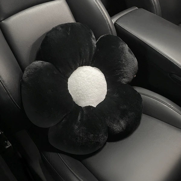 Plush contrasting black and white edges-lumbar support