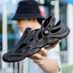 ココナッツの穴の靴の男性のタイプの夏のネットの赤いinsの潮の札の外は滑り止めの柔らかい底の運動の包頭の砂浜の半スリッパを着ます。
