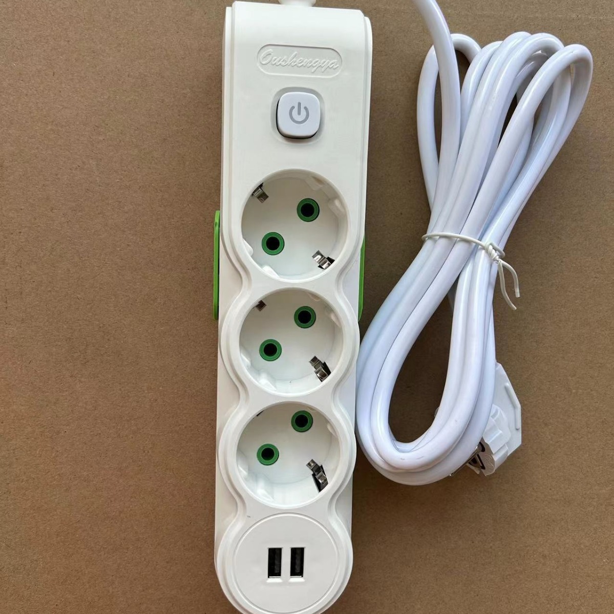 Fábrica directa de comercio exterior 4 enchufes europeos con enchufe de alimentación USB en el Medio Oriente Asia Central Tailandia placa de enchufe