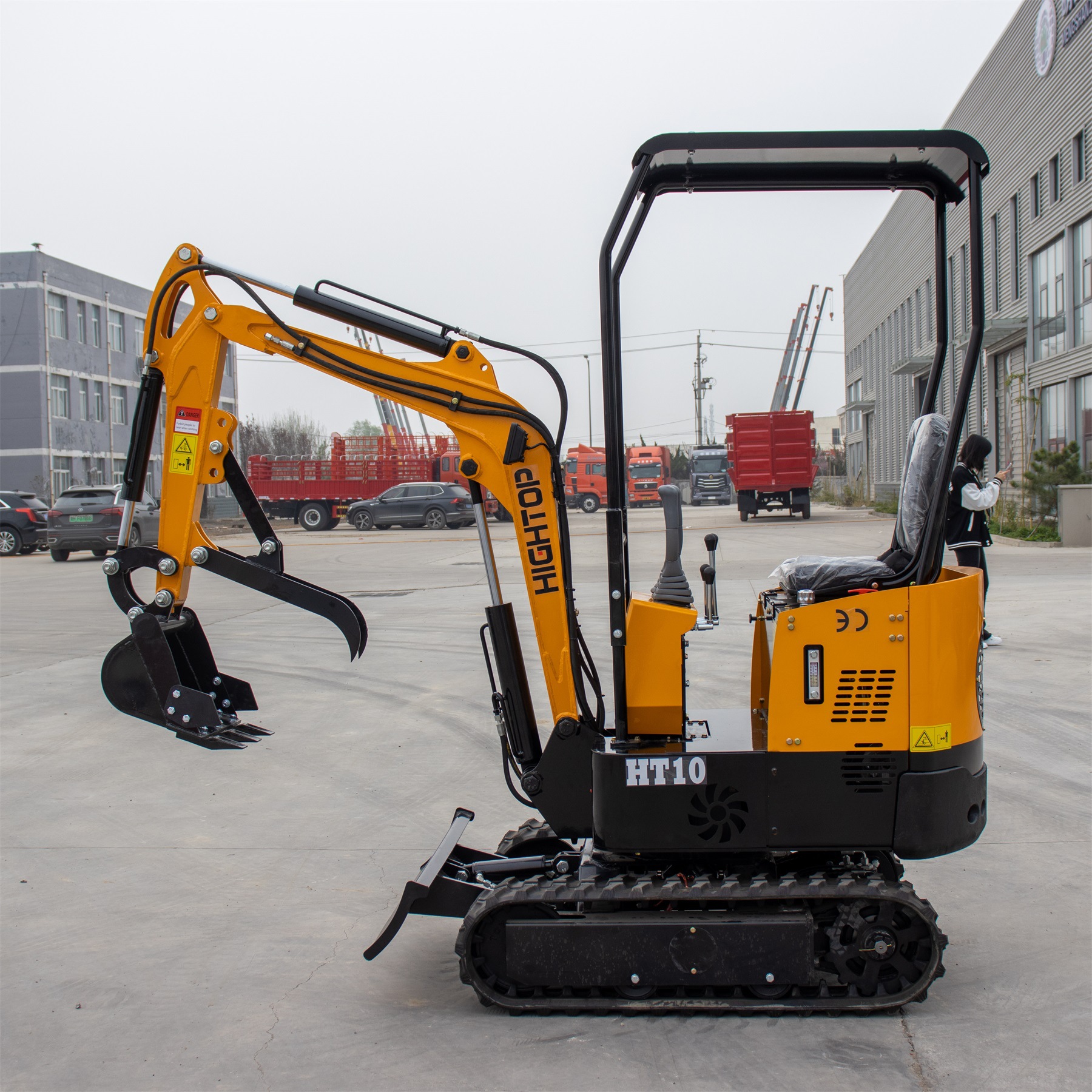 厂家批发全新1吨小微挖 工程果园蔬菜大棚挖掘机 多功能履带勾机