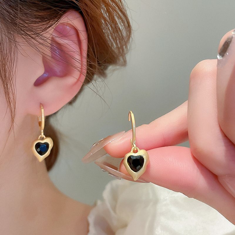 Pendientes geométricos con pliegues irregulares con cuentas de vidrio con aguja de plata Pendientes de alta calidad de temperamento negro Pendientes ligeros de lujo