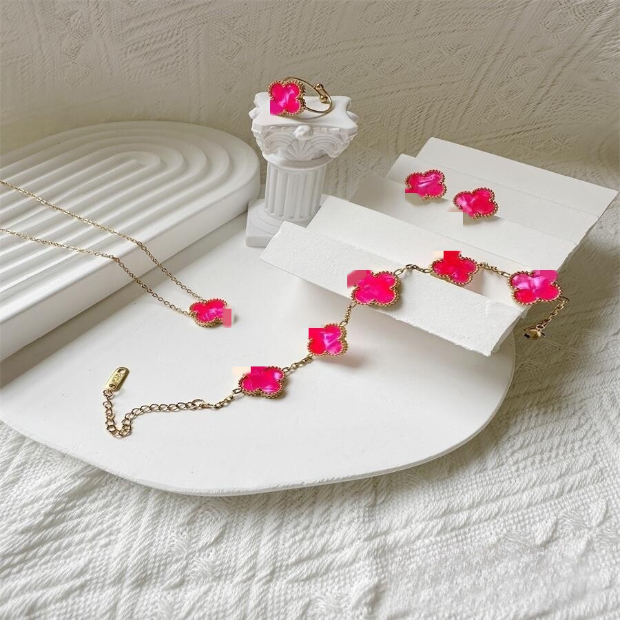 Estilo caliente Este trébol de cuatro hojas 13MM Pulsera de cinco flores 18K Pulsera de trébol de cuatro hojas Collar Pendientes Juego de anillo sin decoloración
