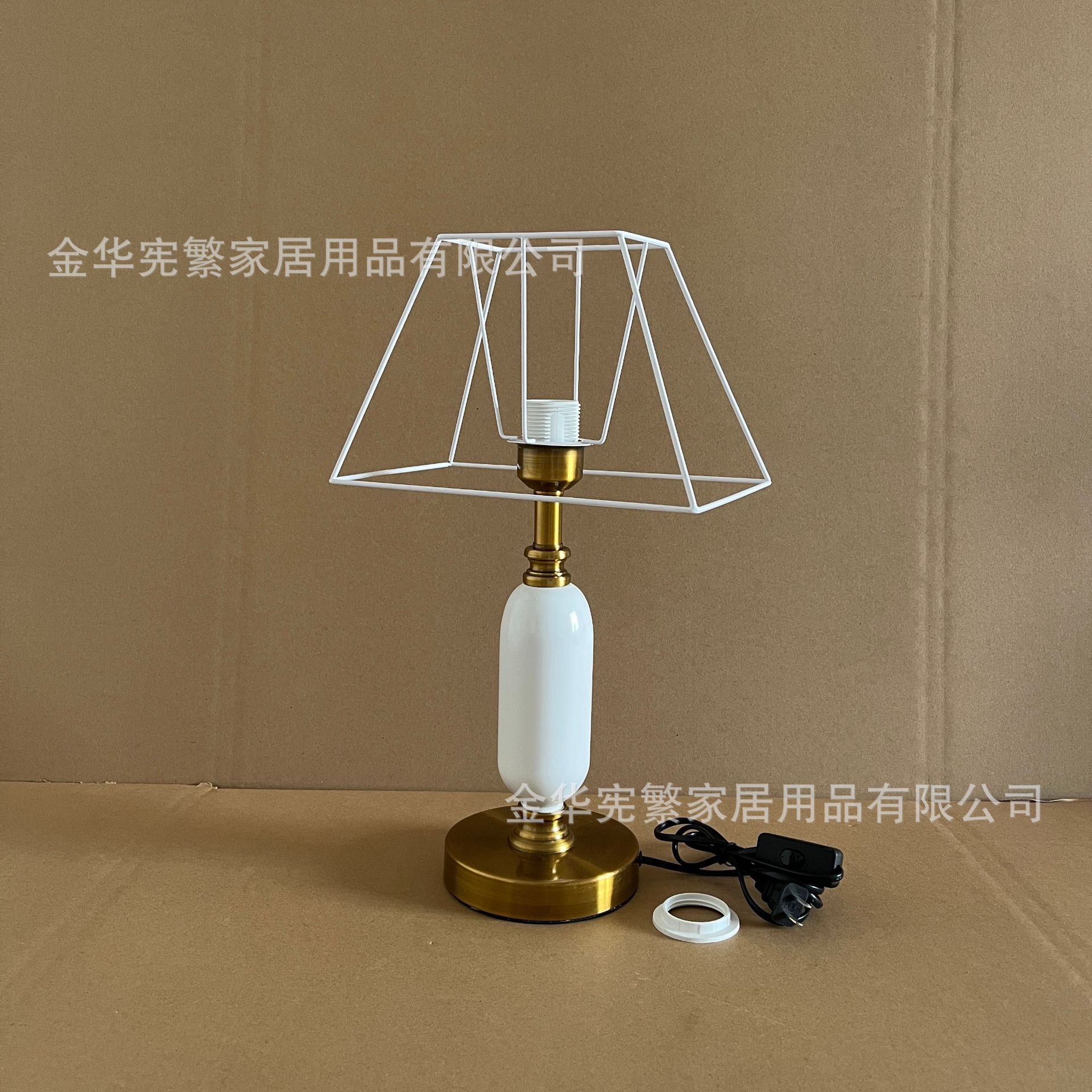 El pequeño libro rojo de estilo europeo retro recomienda la combinación de marco de hierro con base de melón de invierno de metal con botón de alambre de bricolaje para abrir