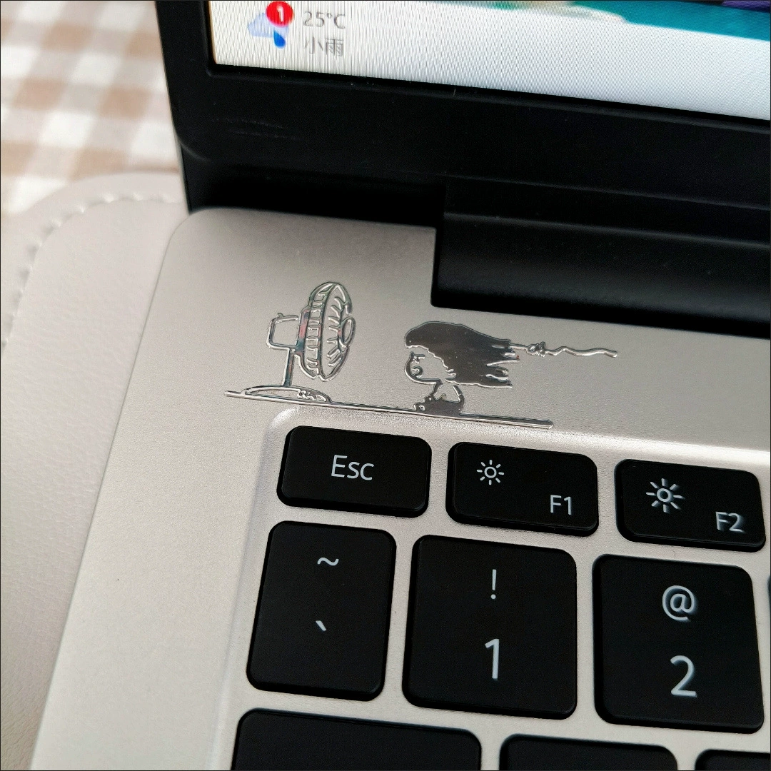 Маленькая девочка дует вентилятор 3D стерео металлическая наклейка мультфильм милый креативный водонепроницаемый декоративный наклейка мобильный телефон компьютер