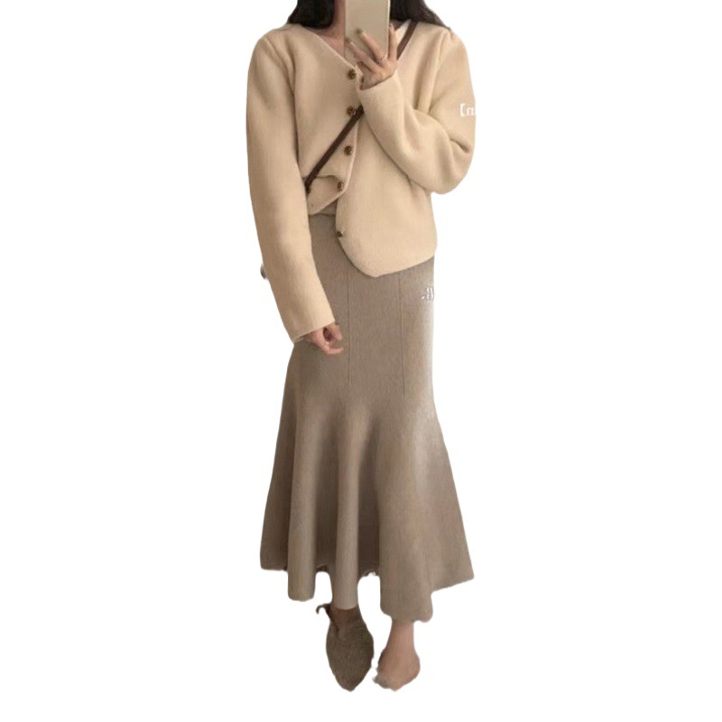 ニットの半身のスカートの女性の中の長いタイプは身を修めて腰が高くて痩せています。