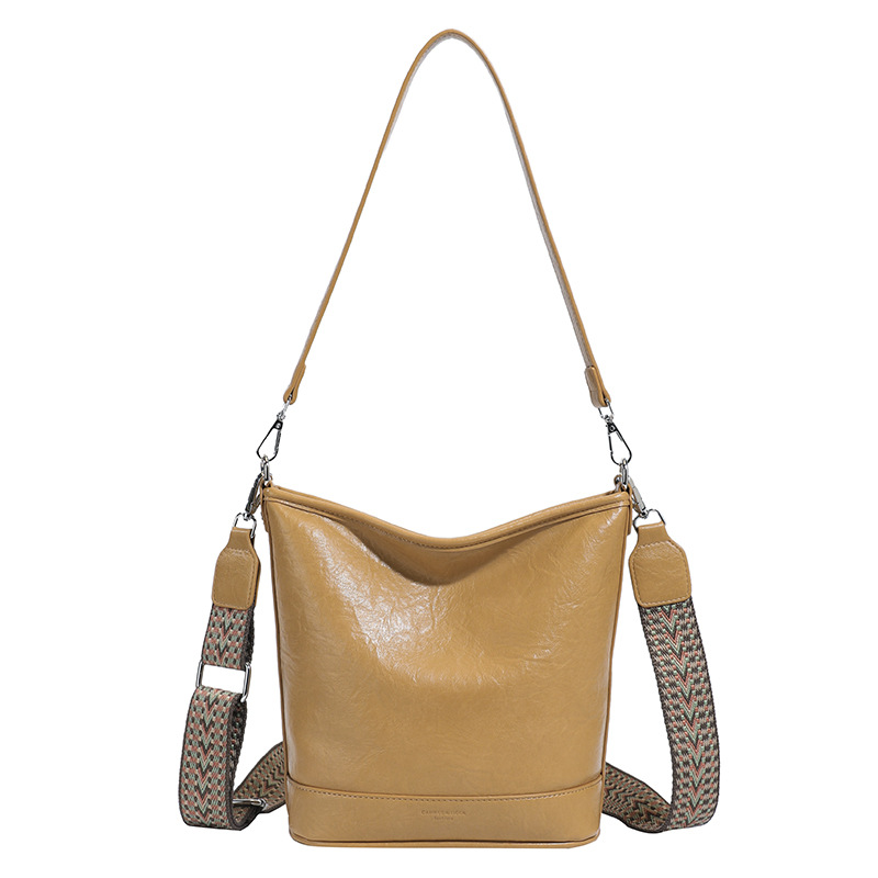 Bolsa de cubo de gran capacidad de cara suave coreana para mujeres otoño / invierno 2025, nueva moda simple bolso de hombro retro bolso de mochila