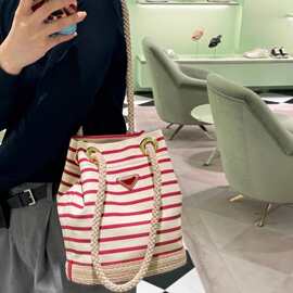 网红同款春夏新品条纹抽绳水桶包大容量通勤女单肩腋下包