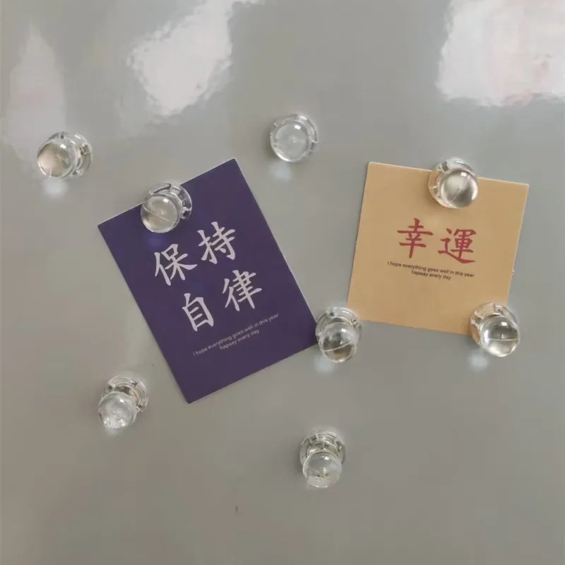 赤い本の同じタイプの磁気釘の冷蔵庫は女子学生の写真の手形の伝言の画鋲の磁気力を貼ってinsのアイデアの装飾を掛けます。