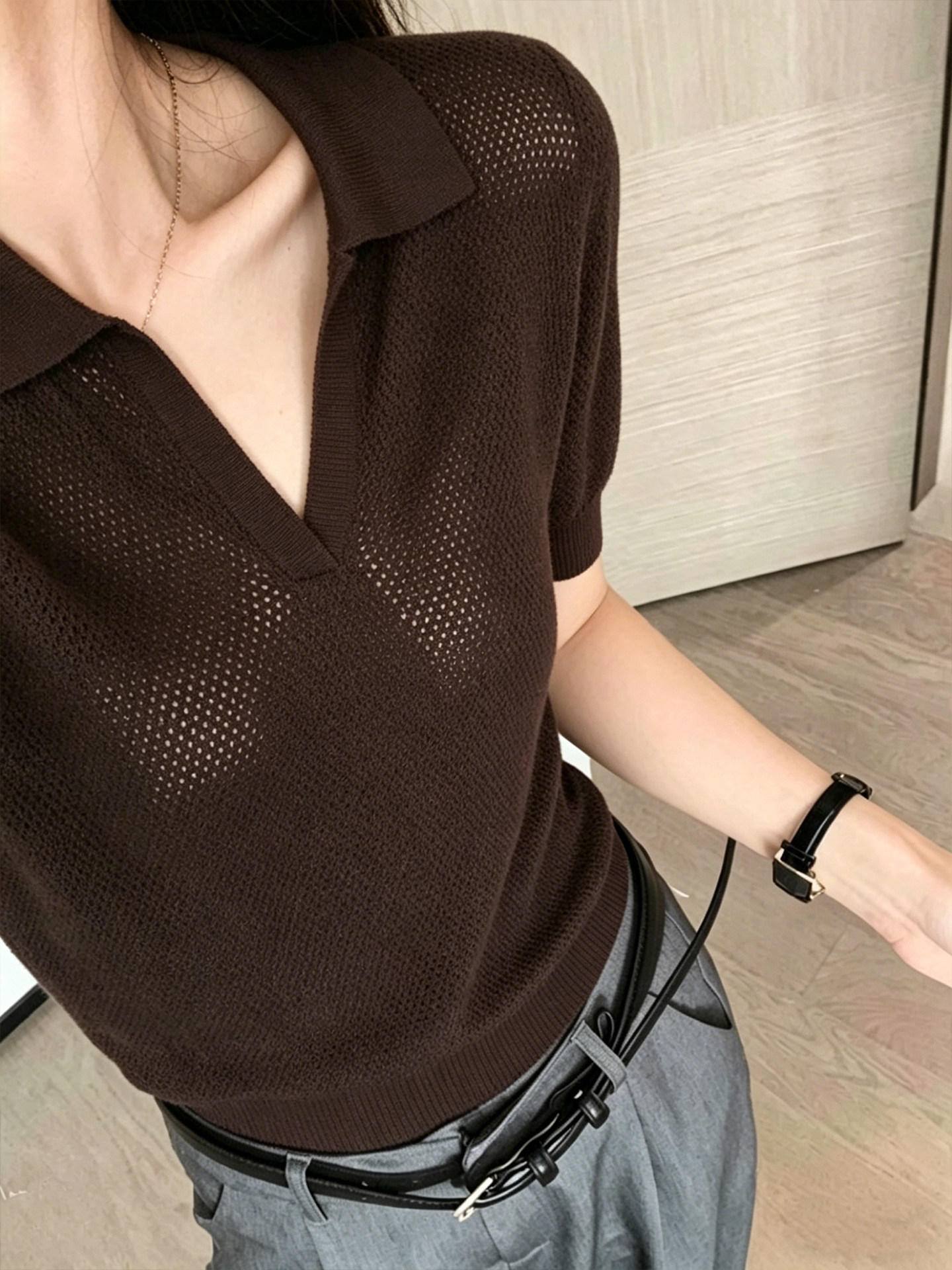 Áo thun nữ cổ V rỗng dệt kim ngắn tay chất liệu lụa băng phong cách Polo — Màu cà phê đậm