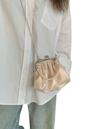 Sweet girl hand holding dumpling bag, Japanese and Korean ins high-quality pleated clip bag, shoulder chain crossbody bag for women