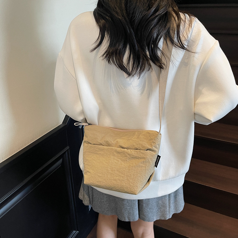 New Lightweight Nylon Casual Simple Commuter Shoulder Crossbody Bag Versatile Mobile Phone Bucket Bag - Thumbnail 4