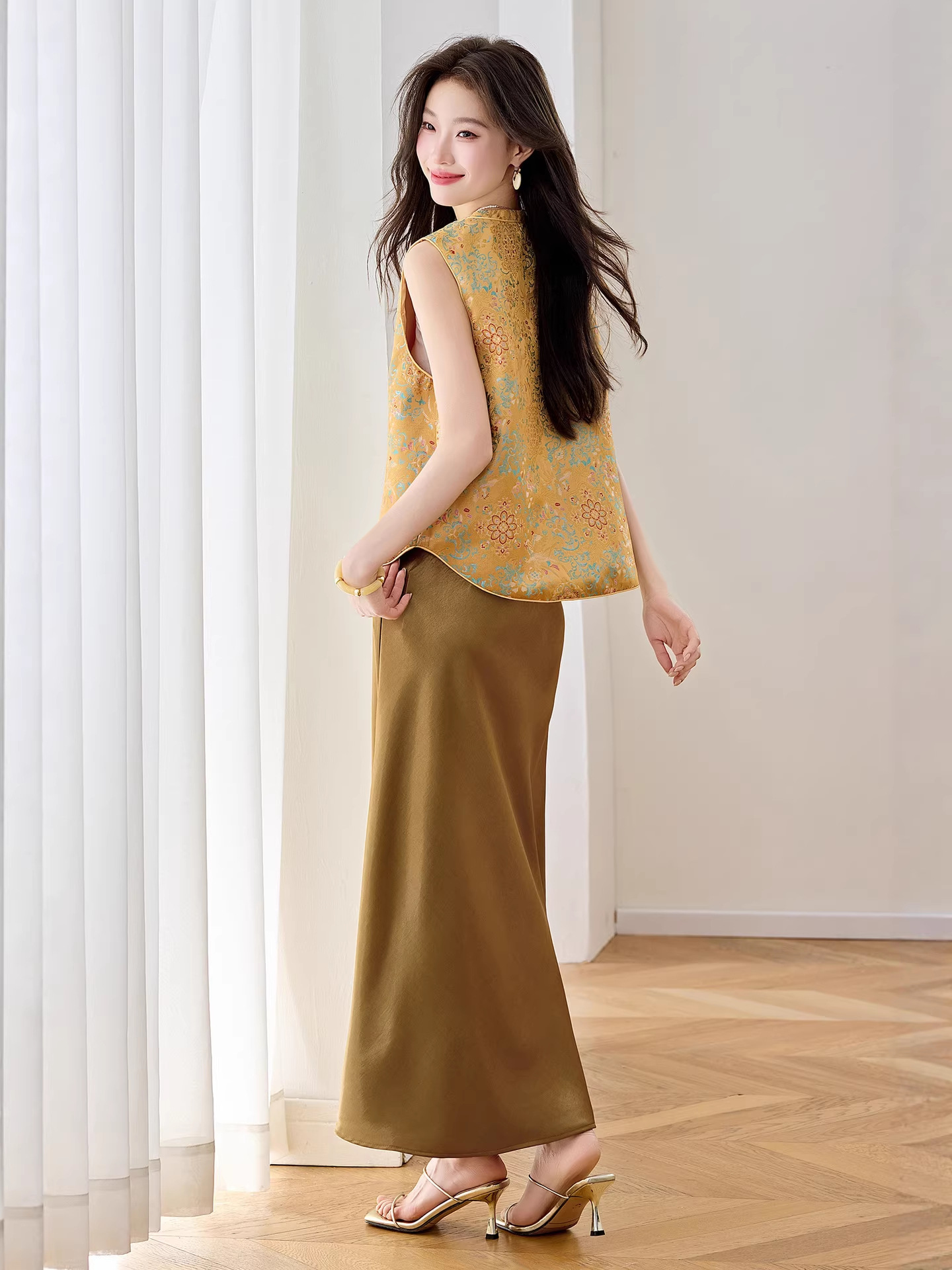 Set áo gile vest và chân váy maxi thắt eo phong cách tân cổ điển WA9509 — màu vàng