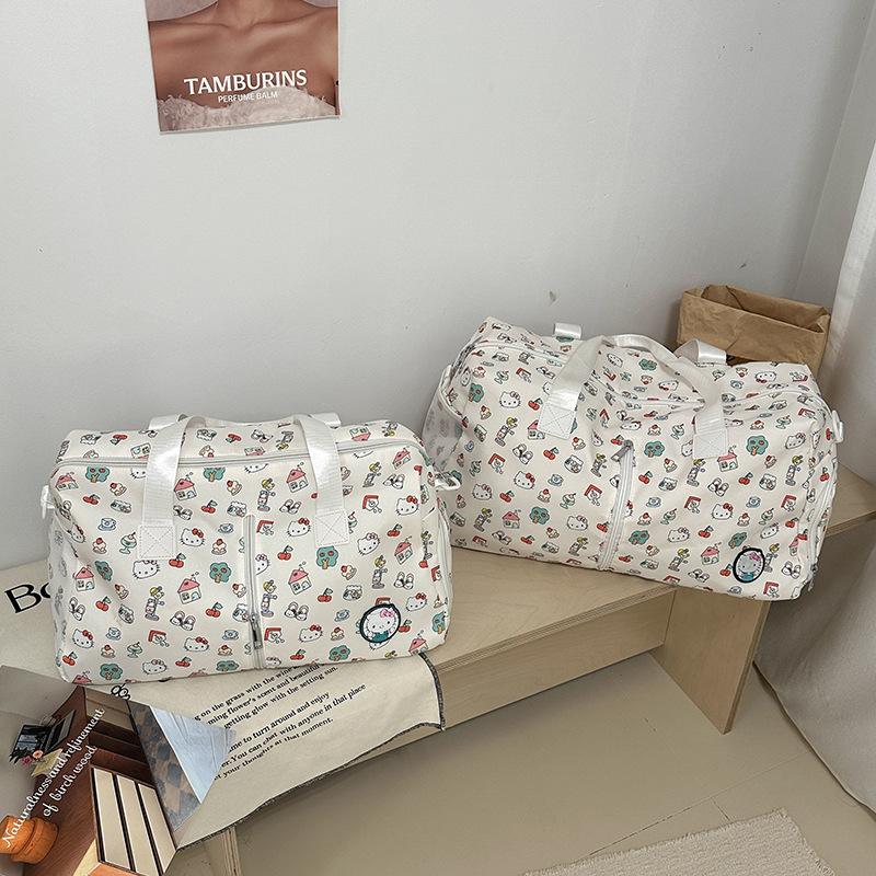 Hellokitty One-Shoulder Fitness Cartoon Travel Bag, Cute Hand-Held Luggage Bag with Large Capacity That Can Be Attached to a Trolley Case Hellokitty One-Shoulder Fitness Cartoon Travel Bag, Cute Hand-Held Luggage Bag with Large Capacity That Can Be Attached to a Trolley Case