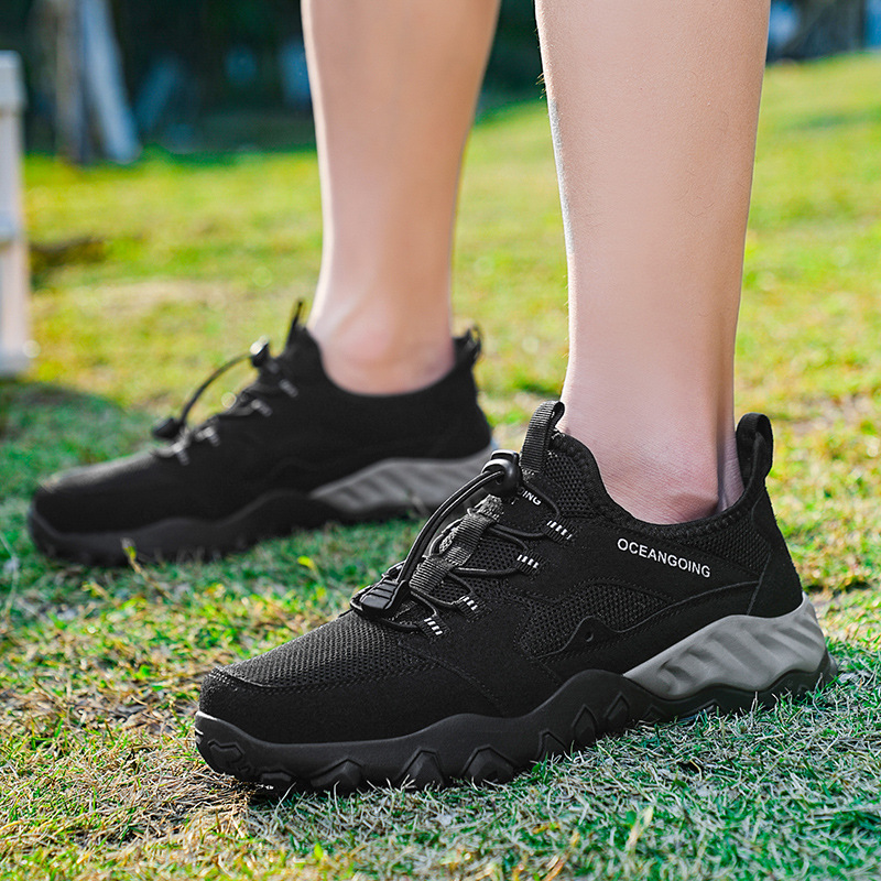 Zapatos de malla para hombres 2024 nuevos zapatos de deporte huecos transpirables para hombres con un pie ligero antideslizante al aire libre zapatos de retroceso casuales