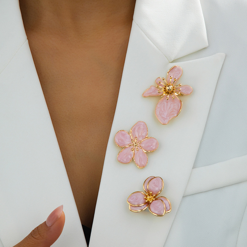 1 Piece of French-Style Romantic Retro Pink Flower Corsage, Irregular Three-Petal Flower Brooch for Women, Beach Vacation 1 Piece of French-Style Romantic Retro Pink Flower Corsage, Irregular Three-Petal Flower Brooch for Women, Beach Vacation