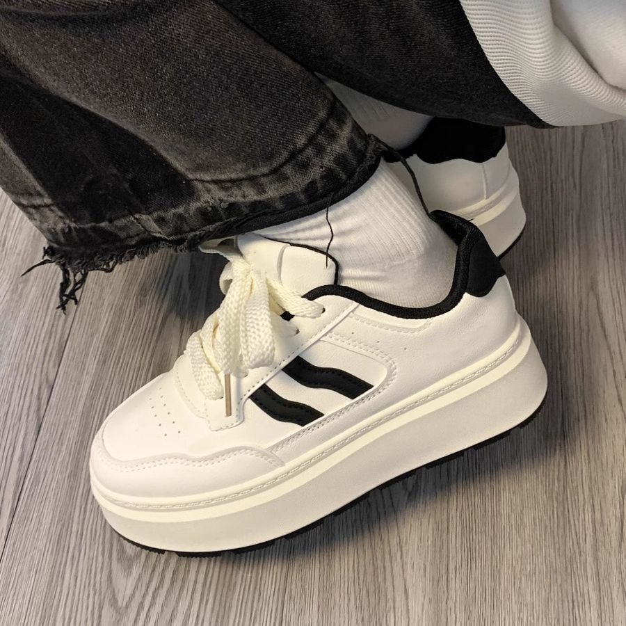 Zapatos blancos para mujer 2025 nuevos zapatos casuales de estilo caliente zapatos de mujer otoño zapatos de plataforma de todo fósforo de nicho transpirables para mujer