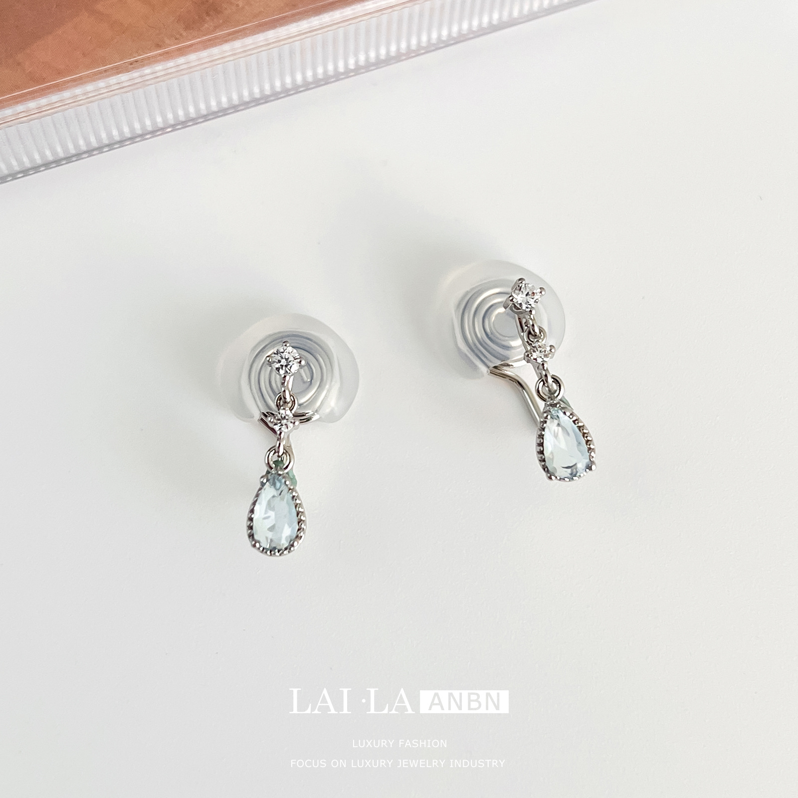 Walden Lake mosquito bobina clip de oreja hembra sin oreja azul claro pendientes de gota de agua temperamento mini pendientes al por mayor