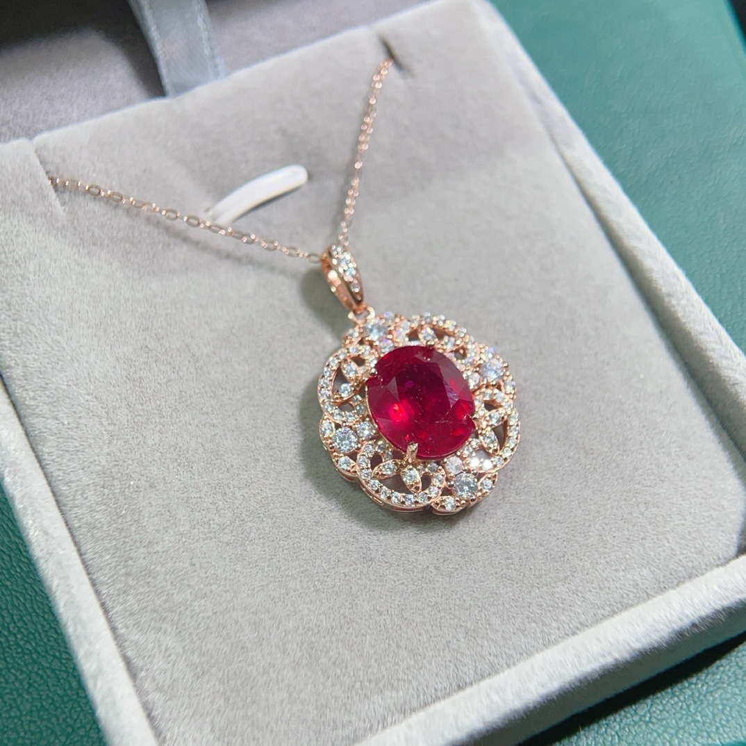 New ruby pendant, featuring a high-quality ruby gemstone measuring 10*12mm, meticulously set in S925 silver