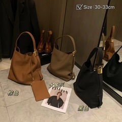 大容量のトートバッグはだらだらしています。