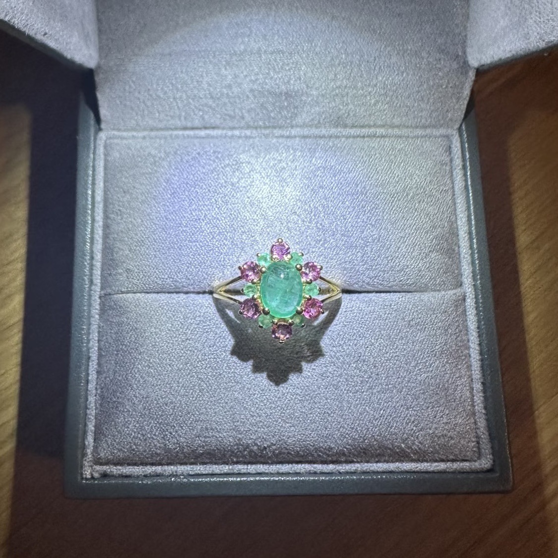 Anello vintage con cabochon in tormalina verde stile elegante_voghion.com