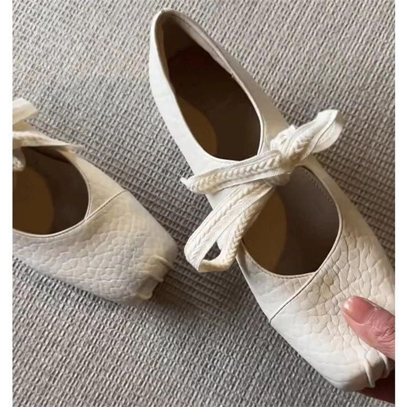 Cabeza cuadrada francesa francesa beige un cordón zapatos de ballet superficial universal negro interior aumento de altura simple zapatos de mujer