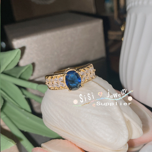 Sisi Italian palace hollow pattern colored sapphire blue corundum ring Haute lace emerald spindle ring