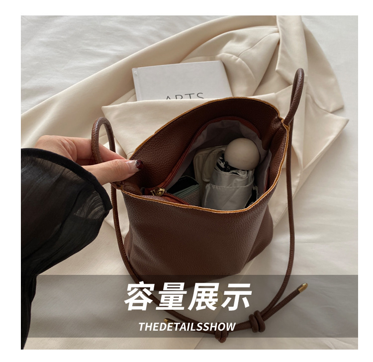 Solid-color simple single-shoulder casual. This year, the retro large-capacity 2024 new autumn crossbody bucket bag for women is in vogue undefined