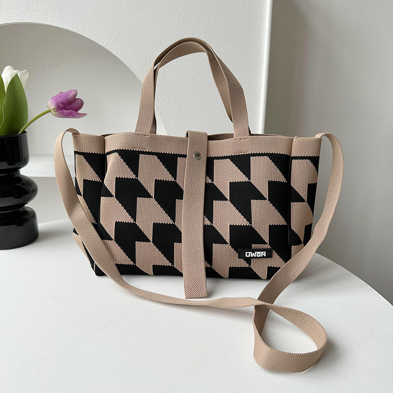 Estilo coreano nicho diseño negro y blanco Flecha de punto pequeño bolso cuadrado bolso casual versátil de gran capacidad bolsa de mensajero bolso de las mujeres