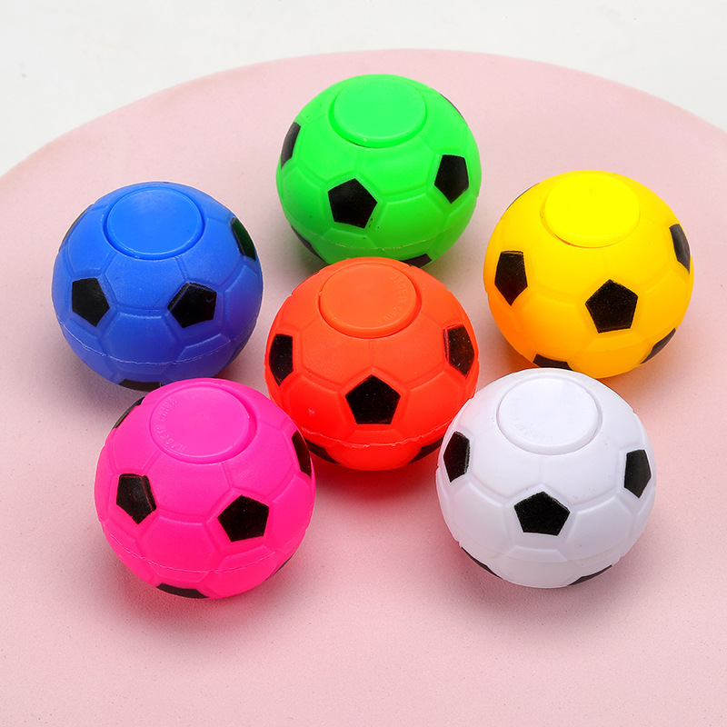 指のサッカーのジャイロの子供は指先のジャイロを回転します。|undefined