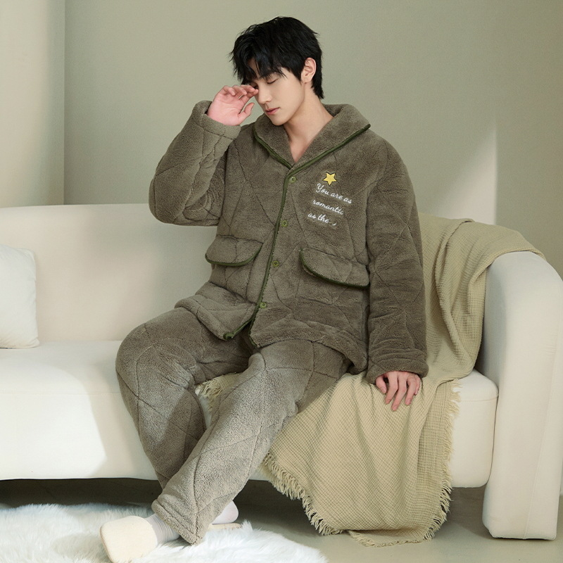 Pijamas de invierno para hombres de coral de terciopelo de tres capas de algodón intercalado con terciopelo de espesor de ropa de hogar de otoño y invierno 2024 nuevo