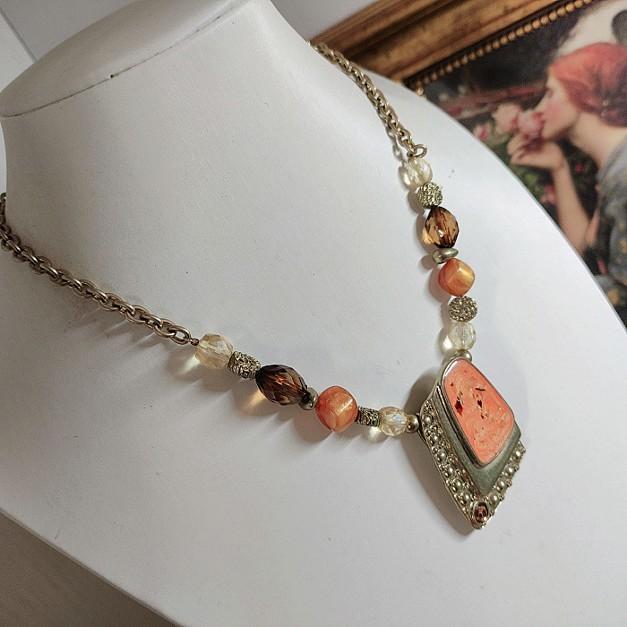 Collana con ciondolo a forma di bambola in pietra di cristallo con fiore e nappa di perle vintage, articolo unico per donna_voghion.com
