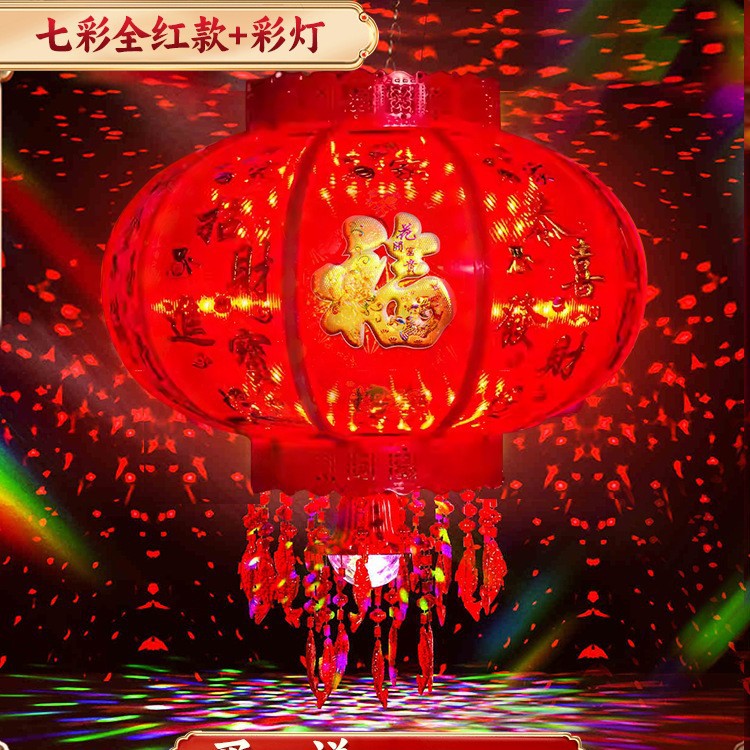 Nuevas linternas giratorias en la puerta de un par de linternas de caballo coloridas rojas para el Año Nuevo