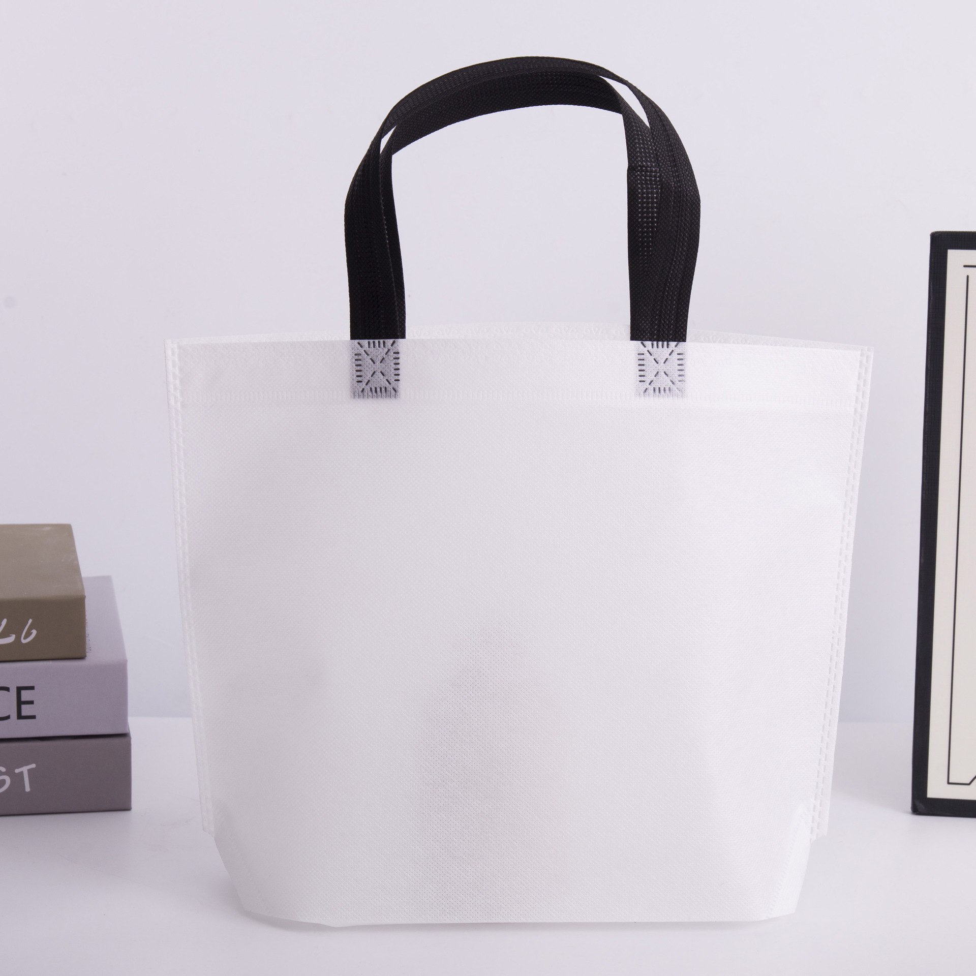 흰색 가방*가로 33*세로 26*하단 10 (보통 휴대용)