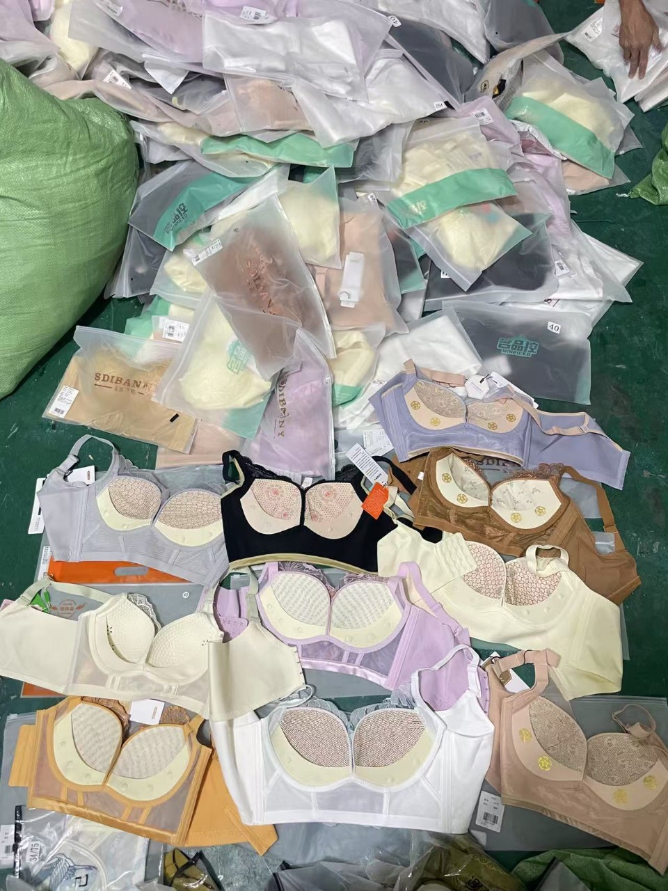 Transmisión en vivo estilo explosivo cine misceláneo tipo ajustable sin costuras encaje lifting soporte de leche sujetador de pecho superior