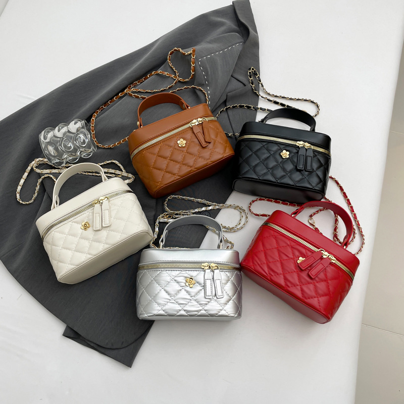 Bolsa de viento de fragancia para mujeres 2024 nuevo este año popular bolsa de caja de maquillaje cadena de diamante bolso de cubo de hombro