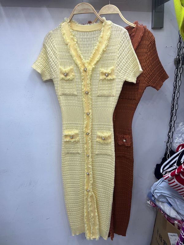 XiaoxiangfengのハイエンドレトロVネックメタルシングルブレストスリムフィットヒップカバーニットドレス夏用|undefined