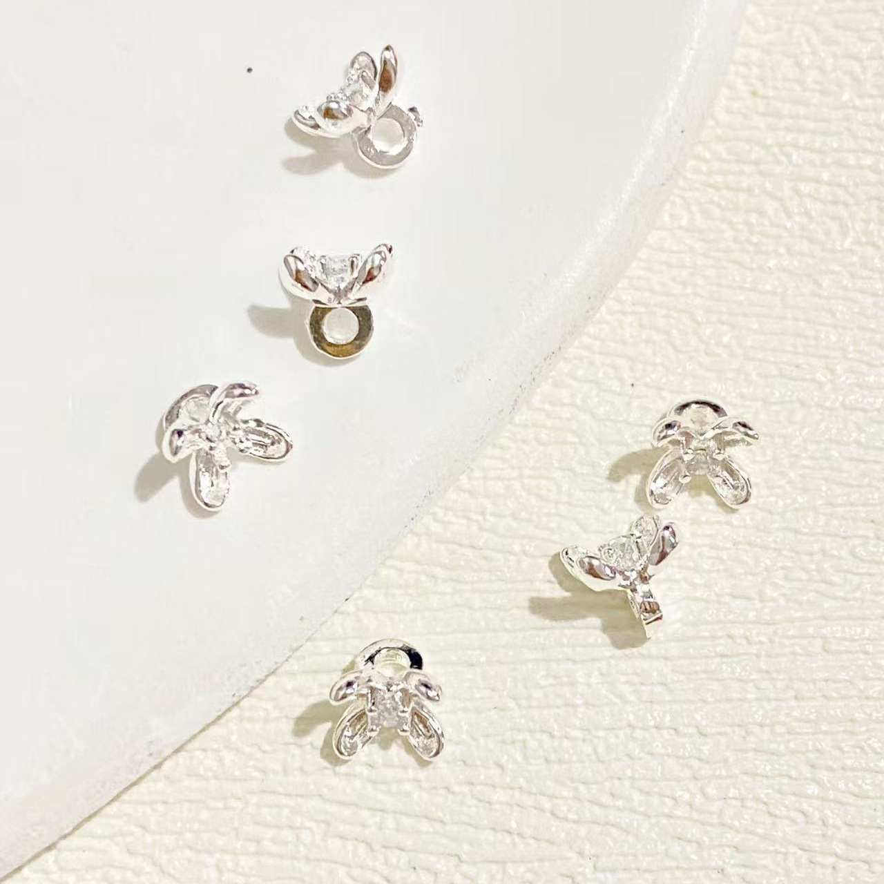 高保色diy部品に桂花のボタンを入れて、ビーズの小さいボタンの部品のビーズの散珠の手作りの材料を飾ります。