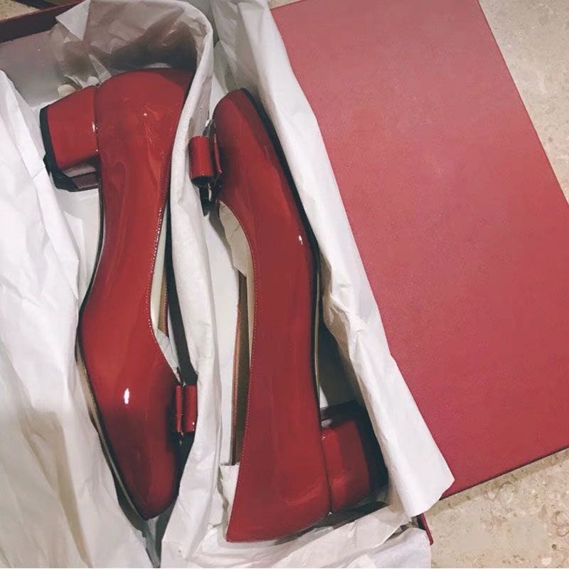 F 홈 2024 봄과 가을 새로운 sf 가죽 싱글 레이어 신발 여성용 미드 힐 레드 웨딩 슈즈 두꺼운 발 뒤꿈치 로우 입 라운드 토 플랫 슈즈 여성