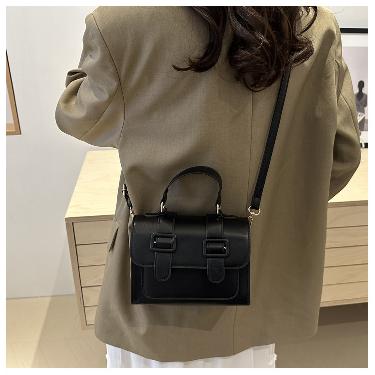 A new 2024 trendy and retro single-shoulder crossbody small square bag for girls, a niche British-style handbag undefined